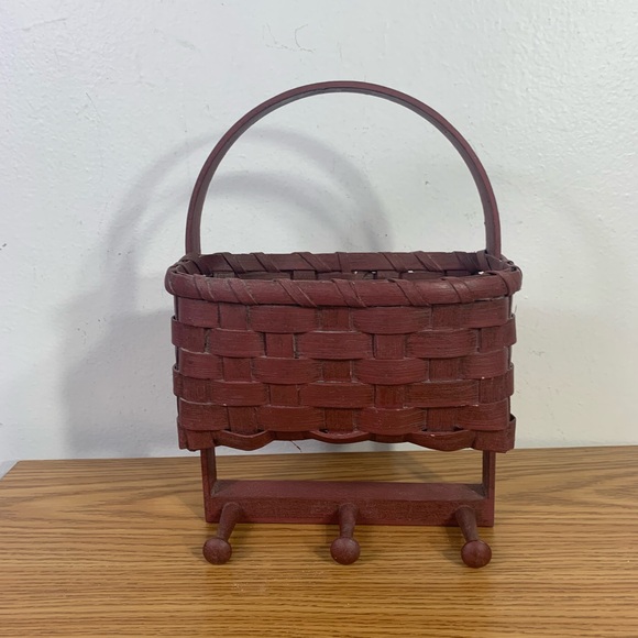 Wall hanging pegged wicker mail and key basket - Picture 1 of 8